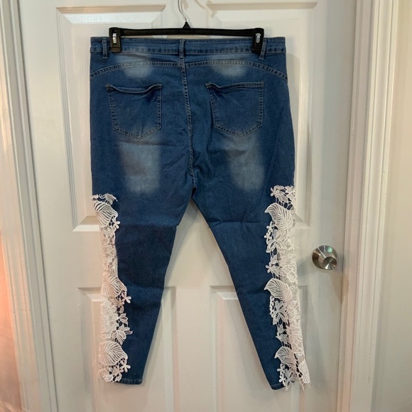LACE CROPPED SLIM FIT JEANS PLUS SIZE 4X - Picture 6 of 10